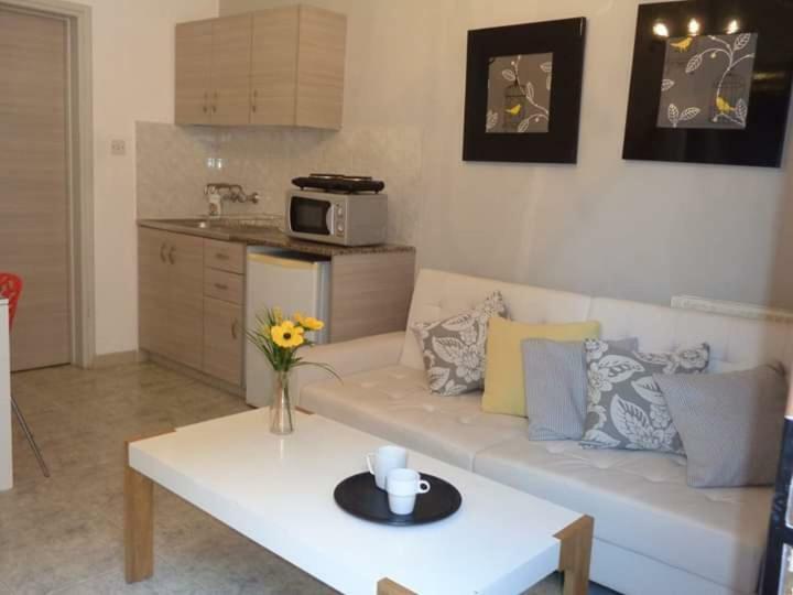 Irene'S Apartments Limassol Bagian luar foto